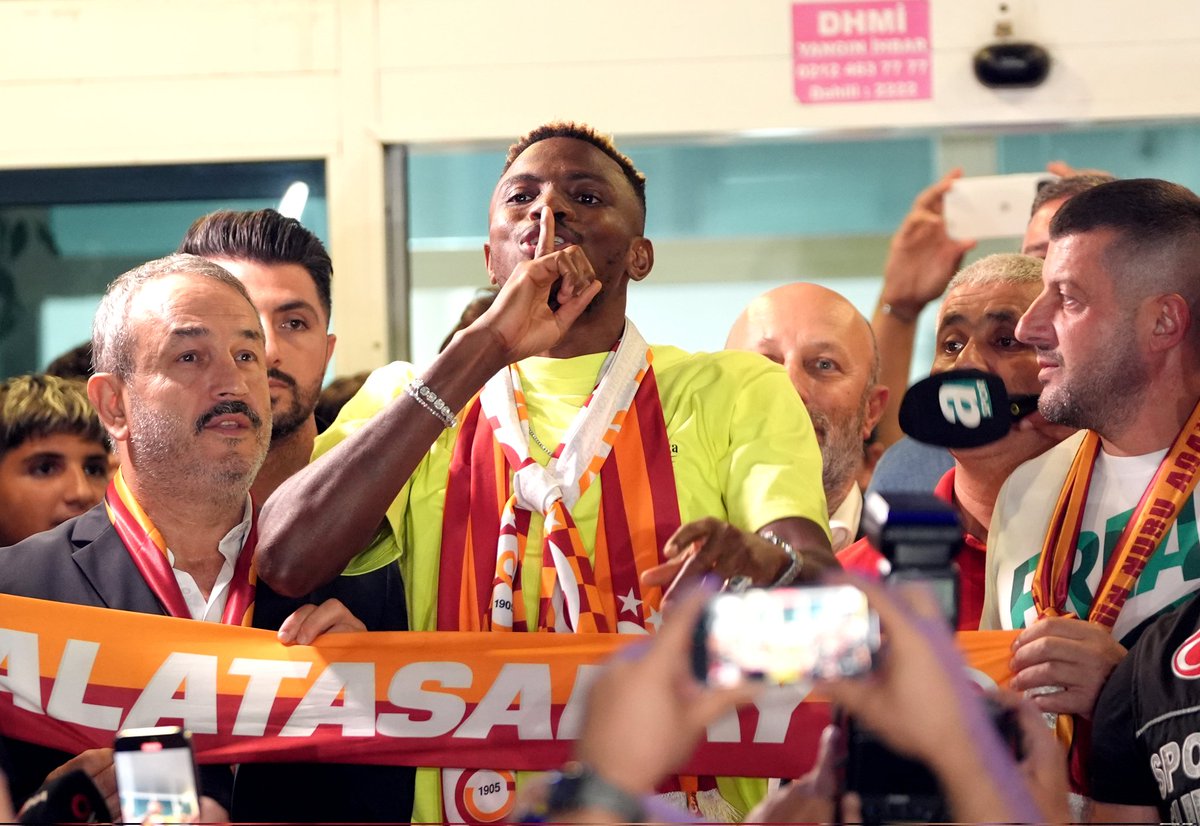 AfricaFactsZone's tweet photo. Galatasaray fans welcoming Victor Osimhen to the club.

It's been dubbed the biggest signing in Turkish football history by Sky Sports.

Galatasaray is the most popular club in Turkey with over 30 million Turkish fans.

The club has a market value of $294 million. https://t.co/Alwe6jykbg