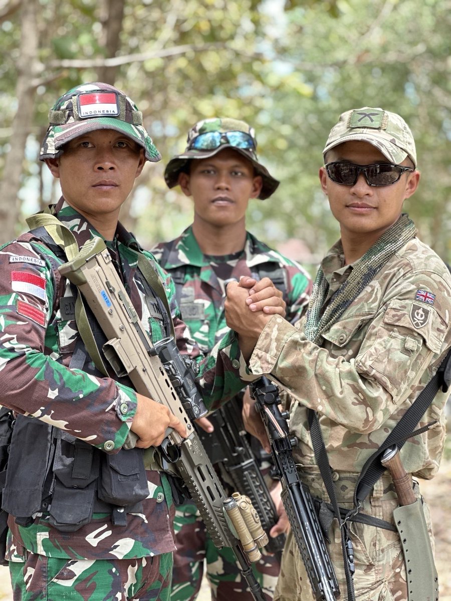official1RGR's tweet photo. 1 RGR are in Indonesia for Exercise SUPER GARUDA SHIELD 24 🇮🇩 💪 🇬🇧

The multinational exercise tests and improves interoperability, with activity across maritime, land, air and cyber domains ⚓🪖🚁💻

Follow for more on the British Army in the Indo-Pacific @The_Black_Rats https://t.co/FyYWDV2yt6