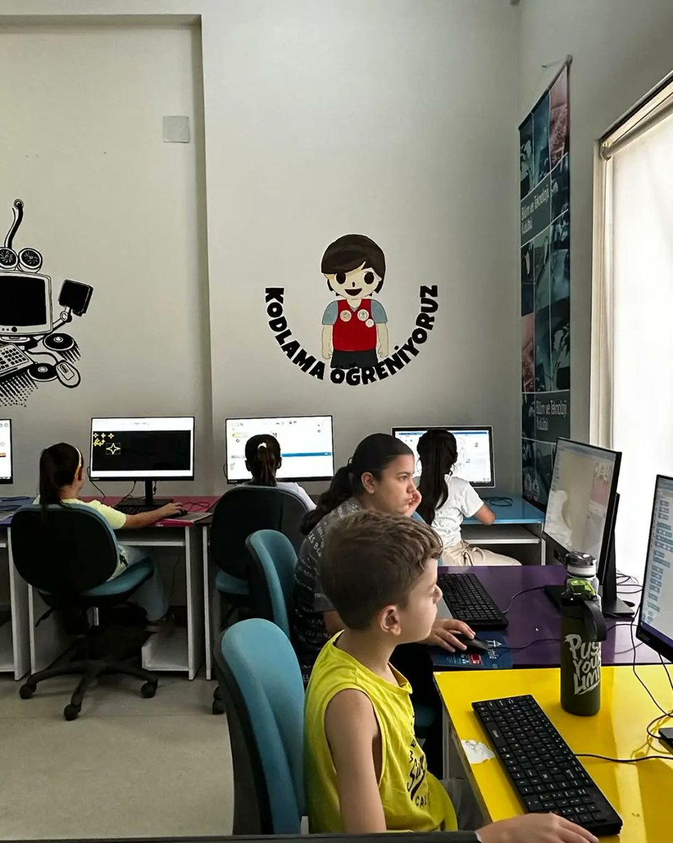 GSB_SilopiGM's tweet image. Gençlik merkezimizde robotik kodlama öğrencilerimize Stract Programı ile görsel yazılım tasarlamanın temellerini aktarıyoruz. 🖥️⌨️🖱️
Kurslarımıza başvuru için sizleri de gençlik merkezimize bekliyoruz. 🤗
#gsb #robotikkodlama