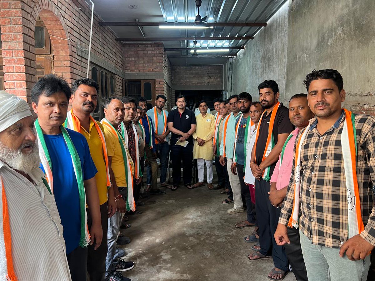 NitinSinglaIYC's tweet photo. कांग्रेस पार्टी का बढ़ता जनाधार!

फरीदाबाद विधानसभा 89 के भारत कॉलोनी के स्थानीय निवासियों ने भूपिन्दर सिंह हुड्डा जी और लखन सिंगला जी की नीतियों में अपना विश्वास जताते हुए कांग्रेस पार्टी का दामन थामा।

@BhupinderShooda @DeependerSHooda @INCUdaiBhan @INCHaryana #nitinsinglaiyc #faridabadvidhansabha89 #incfaridabad #vidhansabha89 #TeamLakhanSingla #89vidhansabha #AaRahiHaiCongress