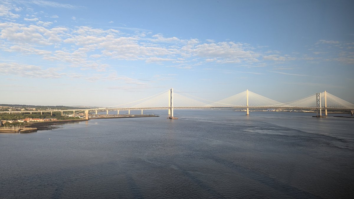 Kimkjaerside's tweet photo. Heading north to Perth for the day with @ExpediaGroup The iconic Edinburgh Waverley lounge and the view from the beautiful Forth Bridge #lifeatexpedia @ScotRail #scotlandisnow https://t.co/QunhQeBQfr