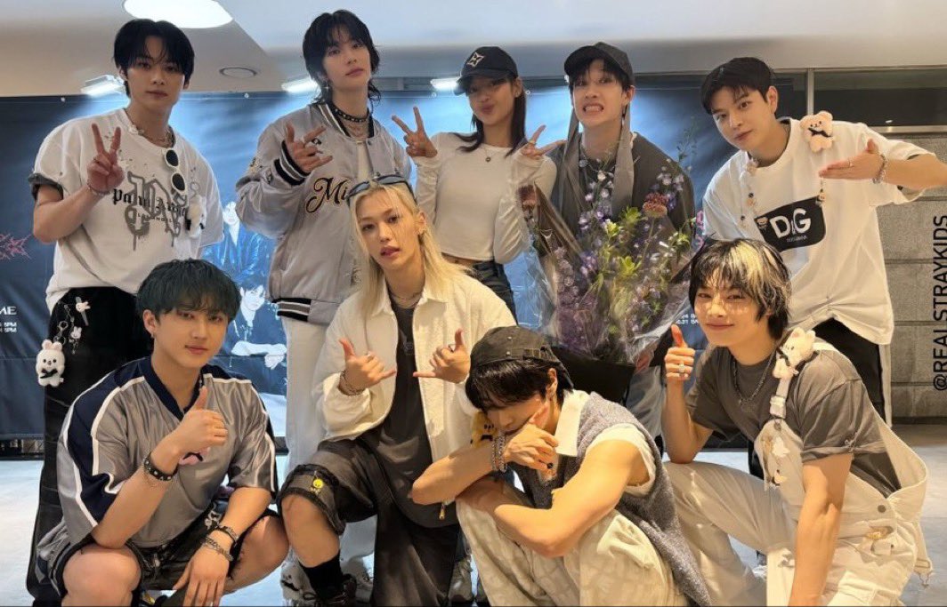 PopBase's tweet photo. Lisa and Stray Kids stun in new photo. https://t.co/7njLUEzDN8