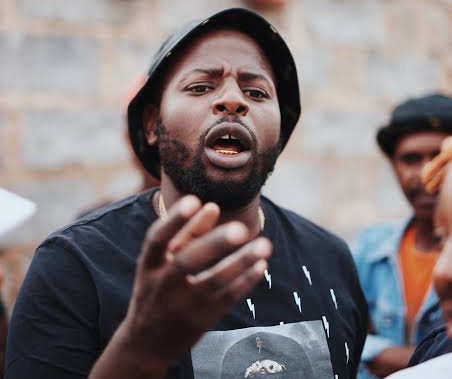 lele_efkay's tweet photo. No one:

Dj Maphorisa: "No guys, lokelang di vocals tsa Samthing Soweto dar mara lesamo credita. Wa mbora mfanola" 🤣💔 https://t.co/AJI9b8oQX4