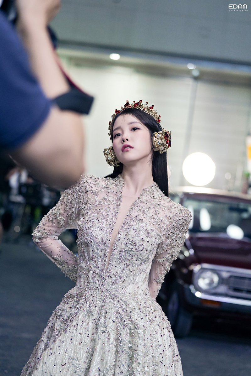 iubogum's tweet photo. my one and only queen iu!!!!! i’m on my knees ohmyGOD https://t.co/TQa9rthrUo