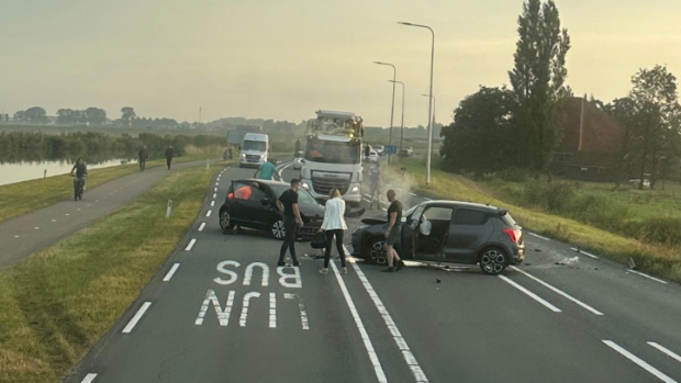 Frontale botsing op N244 bij Katwoude zorgt voor ellende voor spitsverkeer bij Volendam -  rodi.nl/waterland/l/40…