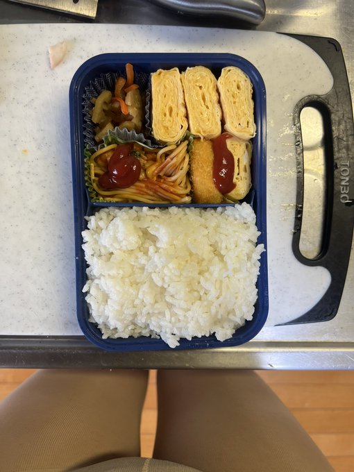 今日のお弁当とお尻。 #おばちゃんみたいなおじちゃん https://t.co/5w25qL45dR<a href="/tag/%E3%81%8A%E3%81%B0%E3%81%A1%E3%82%83%E3%82%93%E3%81%BF%E3%81%9F%E3%81%84%E3%81%AA%E3%81%8A%E3%81%98%E3%81%A1%E3%82%83%E3%82%93"class="tags">#おばちゃんみたいなおじちゃん</a>