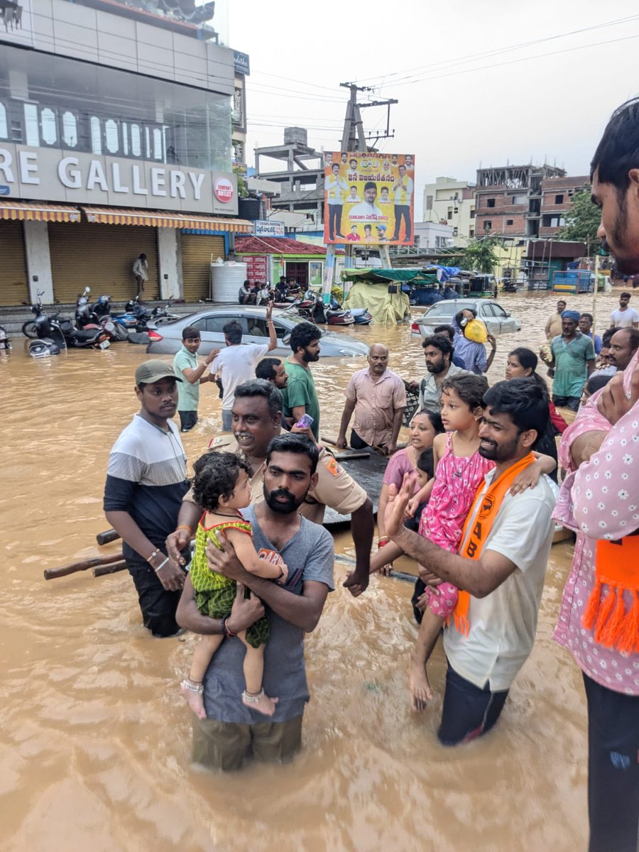 ABVPVoice's tweet photo. Glimpses of Seva Karya carried out by ABVP karyakartas in the flood-affected areas of Vijayawada, Andhra Pradesh.

#ABVPForSociety https://t.co/IiKHbk0YoT