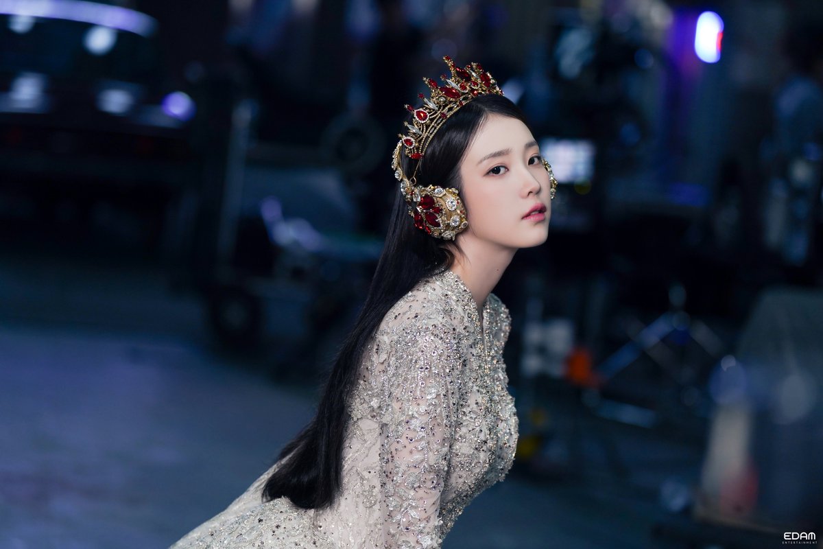 mingukiu's tweet photo. she is just so REGAL https://t.co/u1Wo0YW3tU