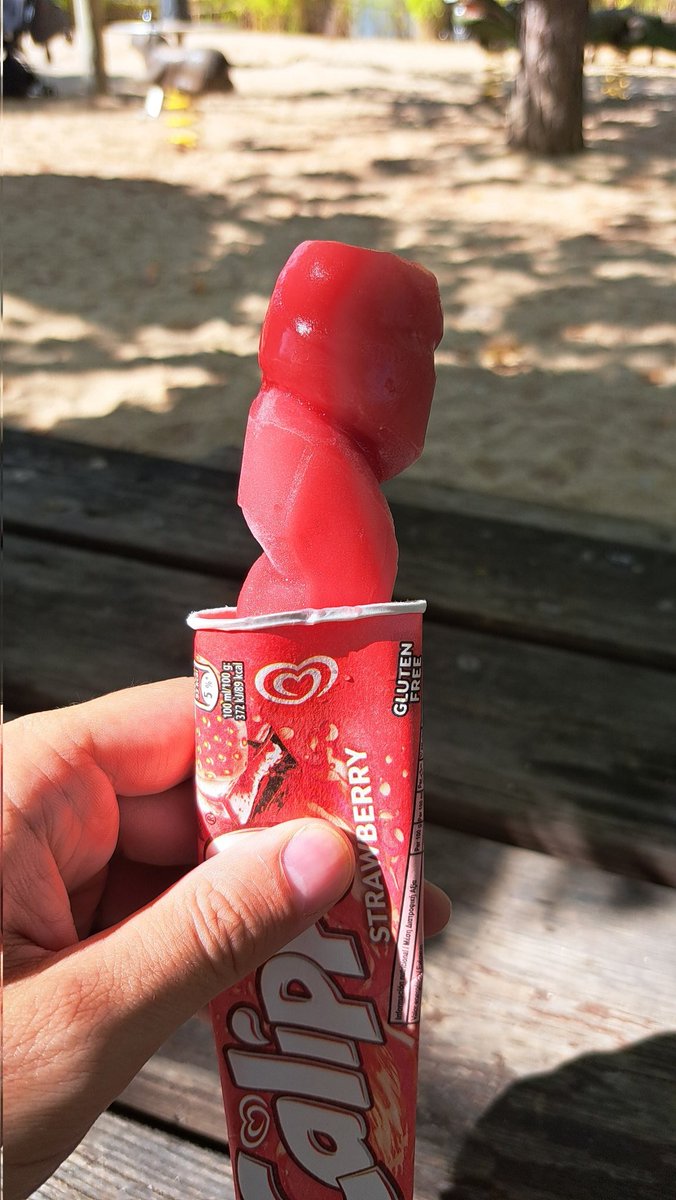 ClymoreAS's tweet photo. @frigo_helados pero que estafa es esta? Si debe costar más hacer los helados así que lo que se ahorra en materia. Ya entiendo algunos que parecían medio vacíos. https://t.co/L7hW5aMl4i