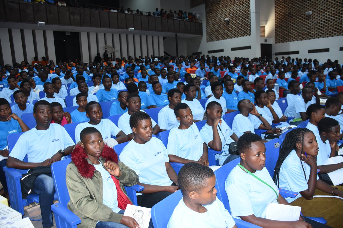 Rwanda_Child's tweet photo. Abanyeshuri bafashwa na NCDA mu myigire bari mu mwiherero w'umunsi umwe ubera muri @UR_Huye aho baganira ku buryo bwo kubyaza umusaruro amahirwe bafite.

#EjoNiNjye https://t.co/r9yDLUOT9r