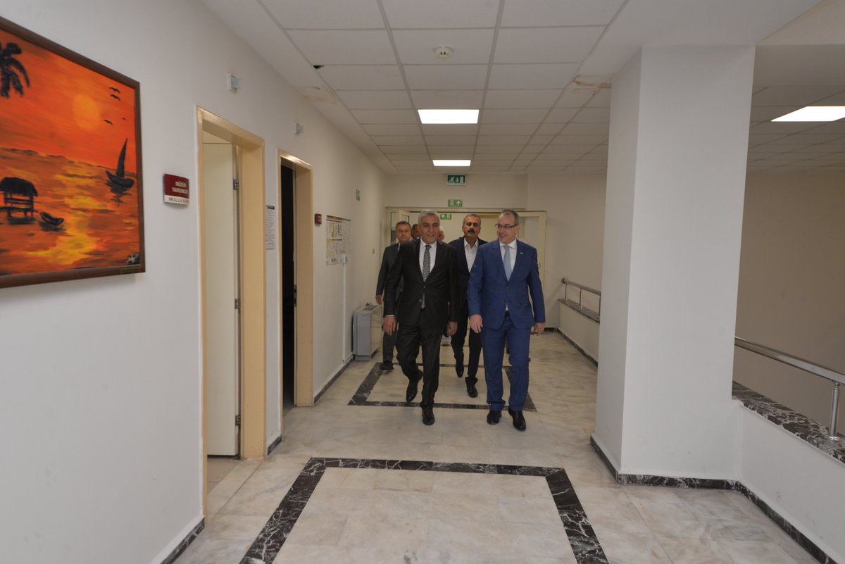 osmaniyeilmem's tweet photo. 2024-2025 eğitim öğretim yılı hazırlıkları kapsamında ilimizi ziyarete gelen Bakanlığımız Hukuk Hizmetleri Genel Müdürü Emir Hasan ARSLANTAŞ, İlimizdeki mevcut durumları değerlendirmek üzere İl Milli Eğitim Müdürümüz Aydın ALBAK ve Müdürlüğümüz yöneticileri ile bir araya geldi.

Sayın Genel Müdürümüze nazik ziyaretlerinden dolayı teşekkür ederiz.

@ALBAKAydn @DrErdincYILMAZ1 @tcmeb