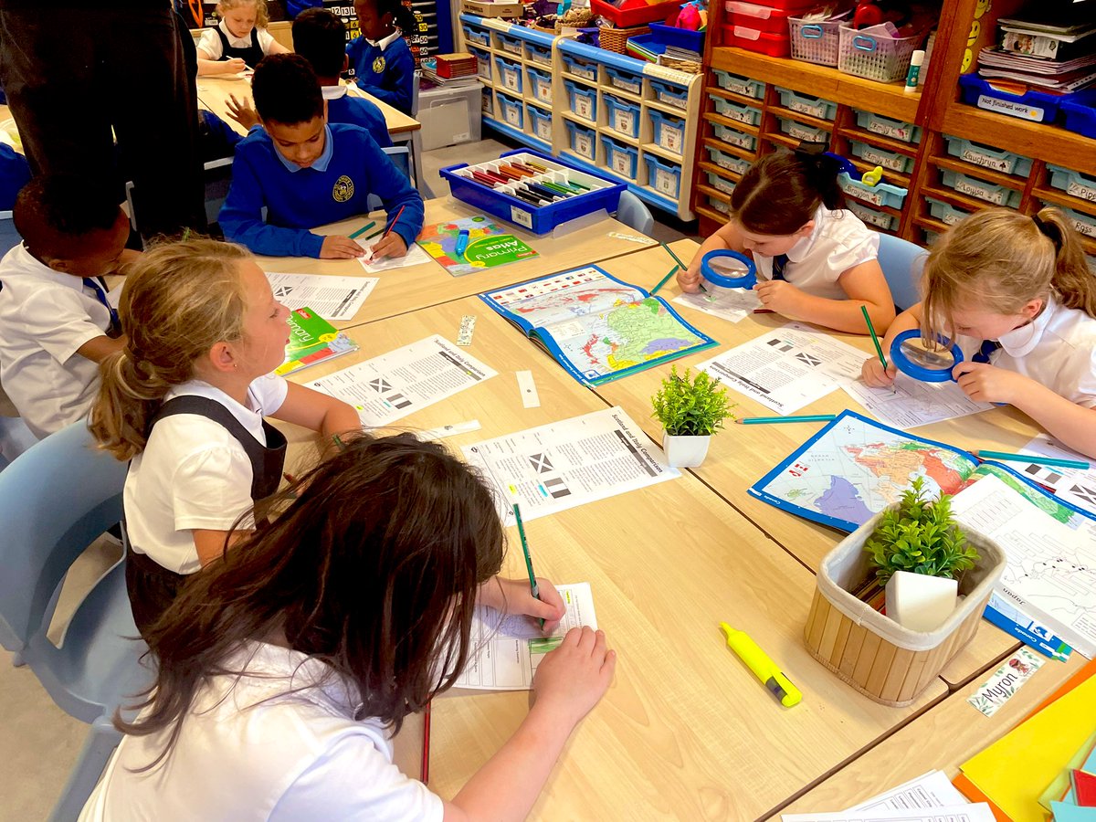 StJohnsPSAyr's tweet image. In our Infant elective, P2’s, 3’s and 4’s were learning about Italy 🇮🇹 We researched information using non-fiction texts and maps 🌎 to create fact files. Some even created flag biscuits. #pupilschoice #teamwork #divertimento