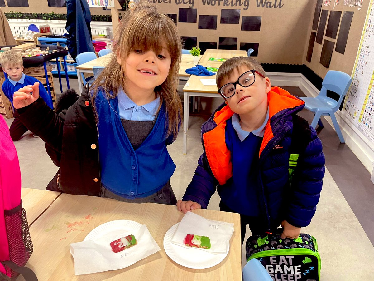 StJohnsPSAyr's tweet image. In our Infant elective, P2’s, 3’s and 4’s were learning about Italy 🇮🇹 We researched information using non-fiction texts and maps 🌎 to create fact files. Some even created flag biscuits. #pupilschoice #teamwork #divertimento