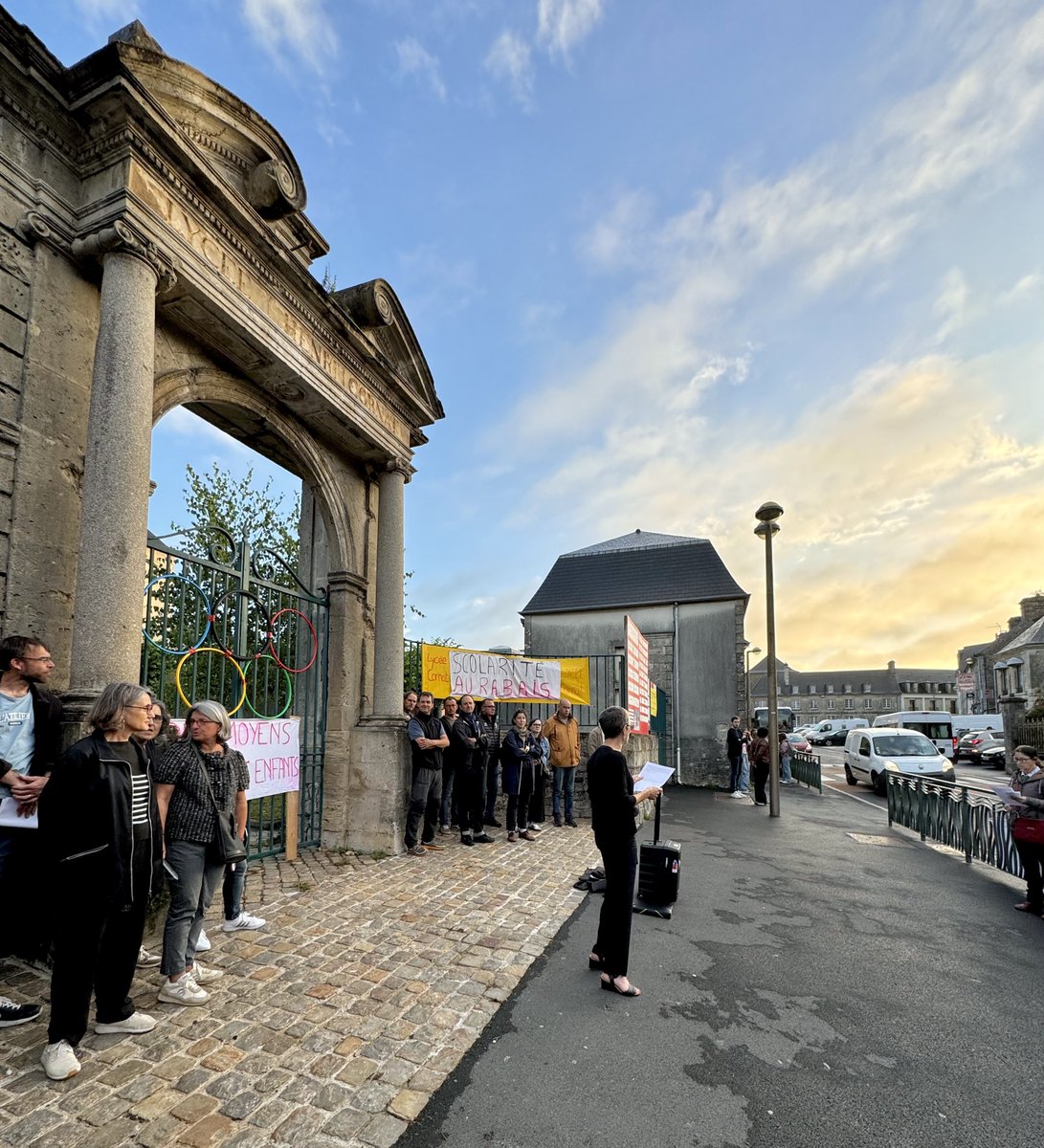 sebastienfagnen's tweet photo. Depuis 8 mois, les enseignants du lycée Cornat à #Valognes se mobilisent pour des conditions d’enseignement dignes.
Les effectifs augmentent et les moyens baissent : une aberration pour l’établissement du cœur du Cotentin.
Le service public d’éducation doit être une priorité. https://t.co/rZY2VRgjBf