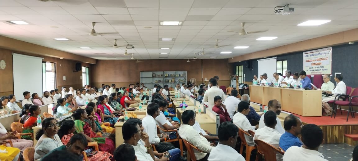 ಕುಂದಾಪುರ ತಾಲೂಕು ಪಂಚಾಯತ್‌ರಾಜ್‌ ಒಕ್ಕೂಟ (ರಿ.) ವತಿಯಿಂದ ತಾಲೂಕು ಪಂಚಾಯತ್‌ ಸಭಾಂಗಣದಲ್ಲಿ ಆಯೋಜಿಸಲಾದ ʼಸಂಸದರು ಹಾಗೂ ಶಾಸಕರೊಂದಿಗೆ ಸಮಾಲೋಚನೆʼ ಸಭೆಯಲ್ಲಿ ಭಾಗವಹಿಸಲಾಯಿತು.

ಸಭೆಯಲ್ಲಿ ಸಂಸದರಾದ ಶ್ರೀ <a href="/KotasBJP/">Kota Shrinivas Poojari</a>, ಶಾಸಕರಾದ ಶ್ರೀ <a href="/KiranKodgiBjp/">Kiran Kumar Kodgi (ಮೋದಿ ಜೀ ಪರಿವಾರ)</a>, ಜನಪ್ರತಿನಿಧಿಗಳು ಮತ್ತು ಅಧಿಕಾರಿಗಳು ಉಪಸ್ಥಿತರಿದ್ದರು.