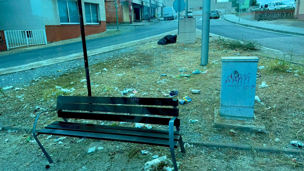 vosaltres ho veieu normal q al barri de Sant Salvador d Tgna tiguem aquesta parada de bus tan bruta? 🤦‍♀️
