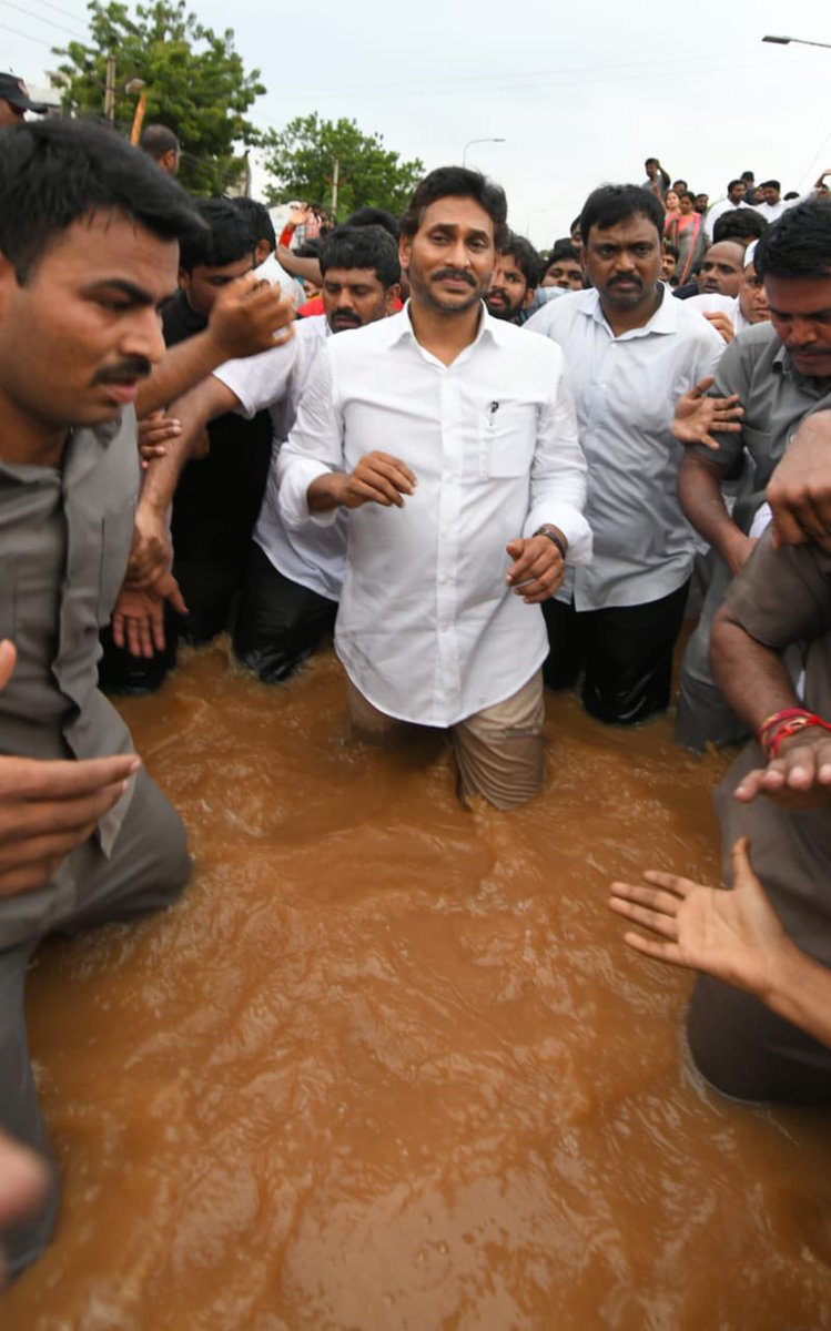 SDM_official1's tweet photo. Who is the Best CM in controlling Disaster Management ?

#VijayawadaFloods - #AnnamayaDam 

Retweet : @ncbn                   Like : @ysjagan https://t.co/gN91AwSyRe