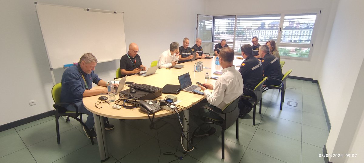 _SCAYLE's tweet image. 👥 Hoy recibimos la visita de la @UMEgob en SCAYLE 🏢. Intercambiamos experiencias y mostramos cómo nuestras infraestructuras de #Supercomputación 💻 pueden apoyar situaciones de #Emergencia 🚨. ¡Una #colaboración estratégica para fortalecer capacidades! 💪 #UME