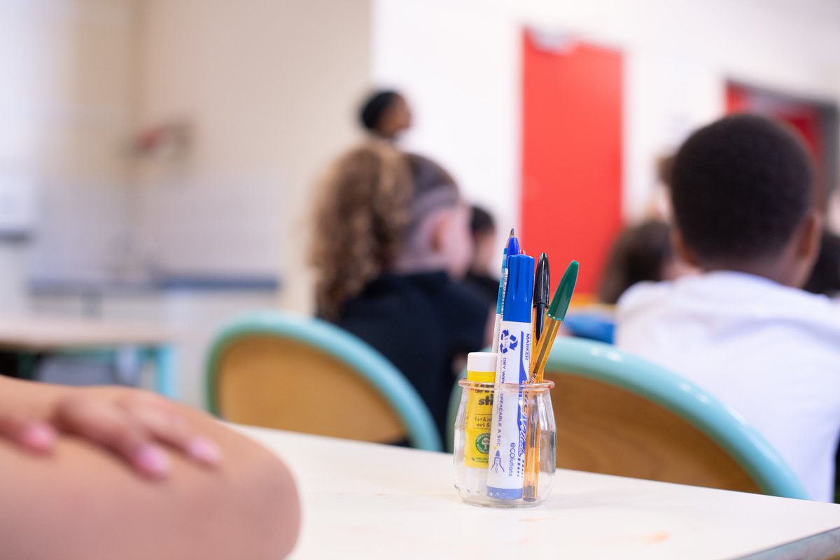 Comme à chaque rentrée, je suis dans une école pour distribuer le kit de fournitures offert par <a href="/mairieivry/">Ville d'Ivry</a> à tous les écoliers de la ville.

À Ivry, la municipalité agit concrètement pour un droit à l'éducation gratuite pour tou·tes !