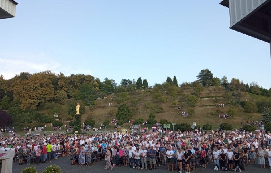 Targa7's tweet photo. Rekordan broj od preko 3100 hodočasnika sudjelovao je u 33. tradicionalnom hodočašću iz Velike Gorice prema Mariji Bistrici. Zavjet iz 1991. godine nastavlja se s vjerom i zahvalnošću Majci Božjoj što je naš grad pošteđen ratnih razaranja. https://t.co/1WfdJmnec1