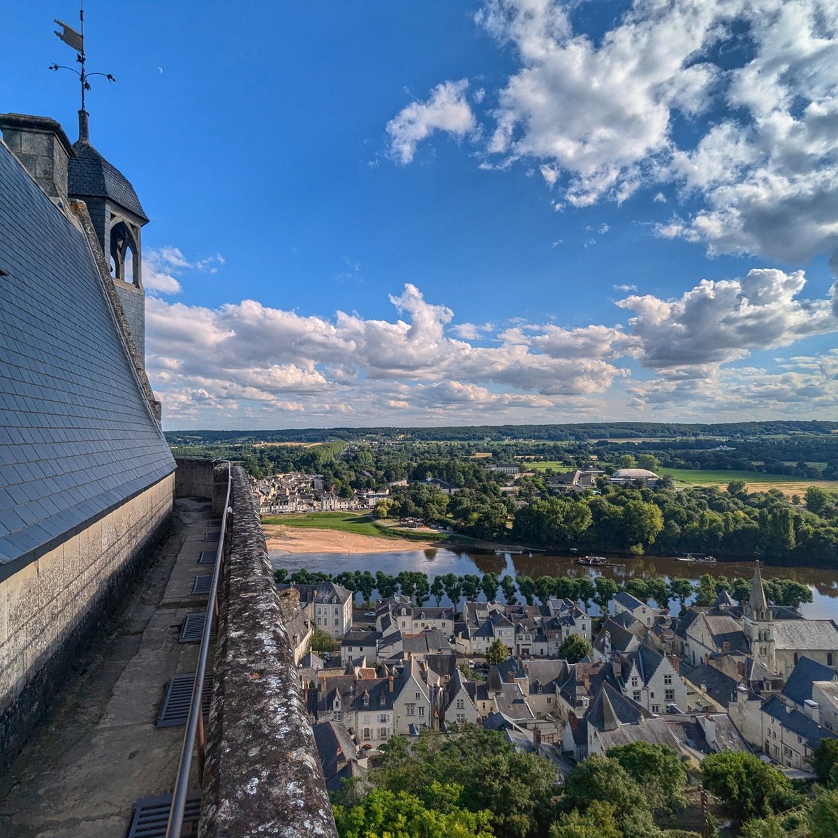 PlaceDeLeglise's tweet photo. Chinon, comme vous ne l'avez jamais vu !

#france #FrAgTw #magnifiquefrance #ruralité #laplacedeglise #village #villagedefrance https://t.co/FWaJ9rPNeP