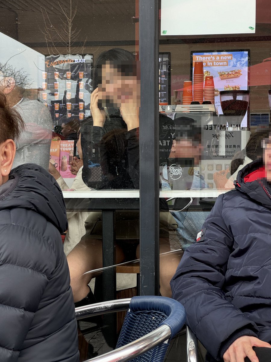 某投稿掲示板への投稿内容と同じですが・・・

1枚目：上は透けブラ仕様。生地薄の黒ニットに中は黒ブラ。画像ではわかりにくいのですが肉眼では結構透けが目立ちます。

2枚目：カフェの窓越し露出。外から妻に電話して脚を開くよう指示。外のテラス席の人が振り返ったら思いっきりバレてしまいます。