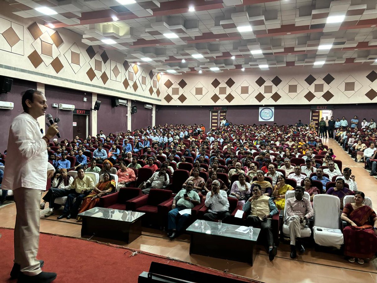 DrChetanSolanki's tweet image. The @Energy_Swaraj #Yatra is at @rncuniversity today.

600+ Participants attended the lecture and joined #ActionForClimateCorrection

#Ranchi #ClimateAction #SDGs #Talk