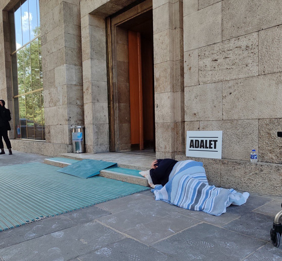 baskomsernevzat's tweet photo. Canım ülkemden, hazin bir adalet manzarası. Eşi ve iki evladı katledilen, bir evladı 6 yıldır hücrede tutulan Emine Şenyaşar, Meclis kapısında, “ADALET” pankartının altında uzanmış. https://t.co/lRC7oKhNHT
