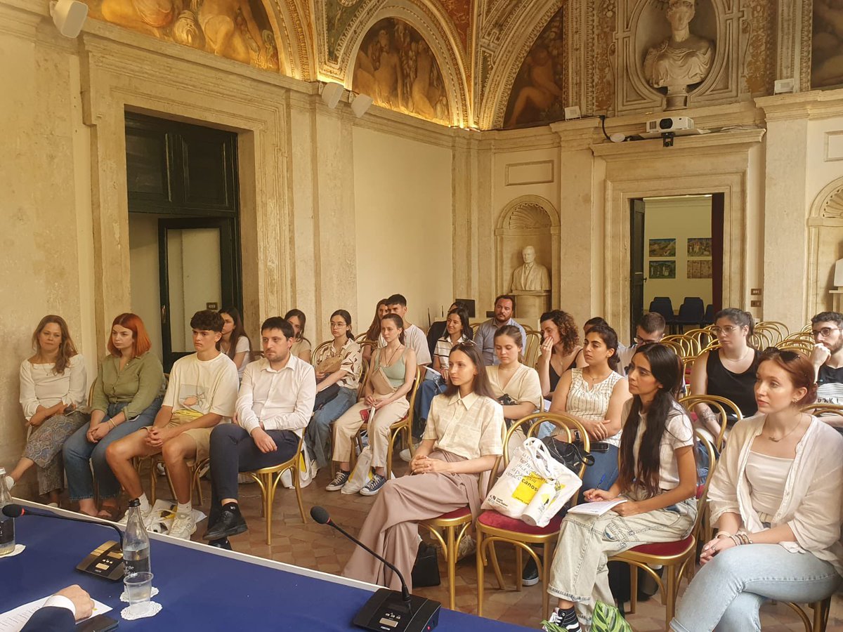 Ieri il Segretario generale Alessandro Masi e il Vicesegretario Andrea Vincenzoni hanno accolto la delegazione degli Ambasciatori Dante, ragazze e ragazzi dai Comitati di tutto il mondo, che usufruiranno di due settimane di formazione e parteciperanno al Congresso della Società.