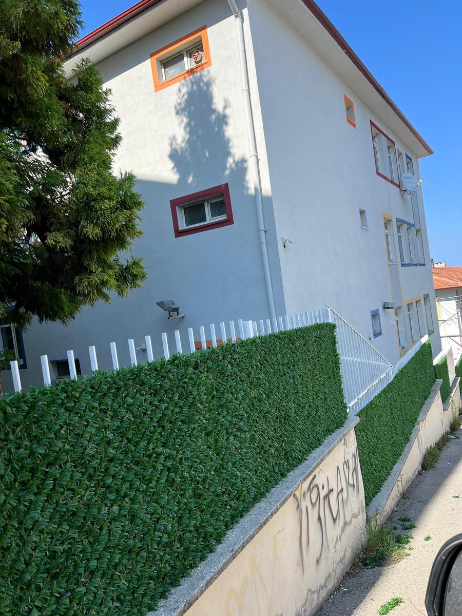 Bahçe kenarlarımızdaki sac demirleri söküp çim çitle bahçe kenarlarımızı renklendirdik…