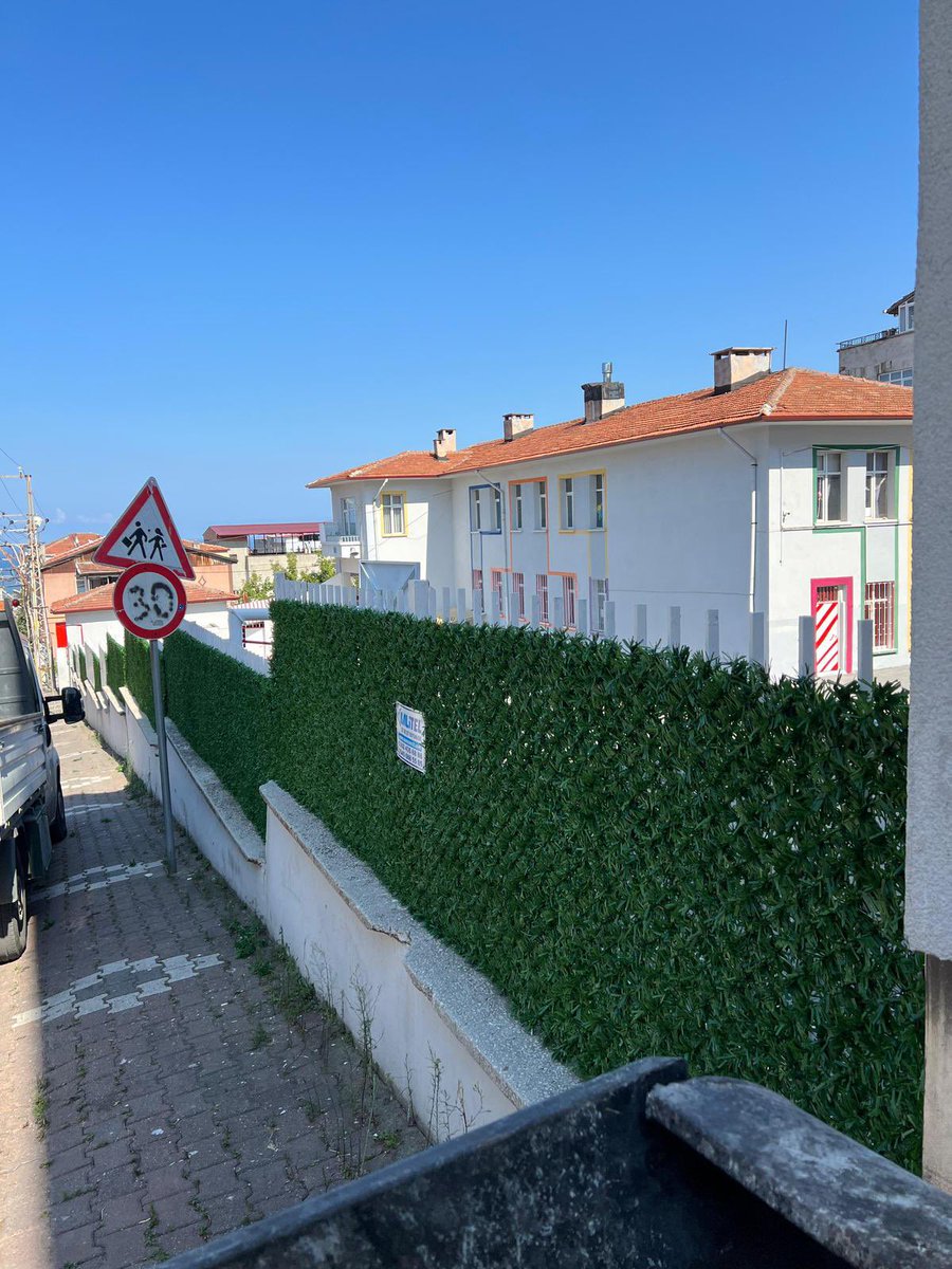 HaskoyI's tweet photo. Bahçe kenarlarımızdaki sac demirleri söküp çim çitle bahçe kenarlarımızı renklendirdik… https://t.co/d0JklovbOI