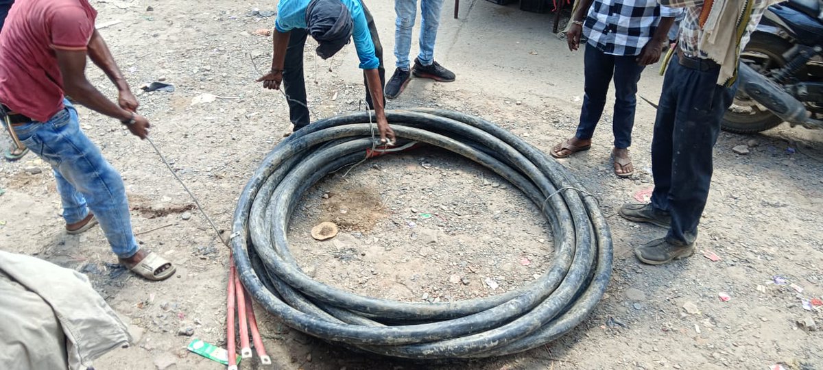 puvvnlchandauli's tweet image. #cable 
जनपद चंदौली विद्युत वितरण खंड-द्विo,मुगलसराय में पड़ाव क्षेत्र के अंर्तगत विद्युत व्यवस्था को बेहतर बनाने के लिए  के #XLPECable लगाने का कार्य किया गया जिससे उपभोक्ताओं को विद्युत् आपूर्ति सुचारू रूप से प्राप्त हो सके l @aksharmaBharat @PuVVNLHQ @UPPCLLKO @dmchandauli