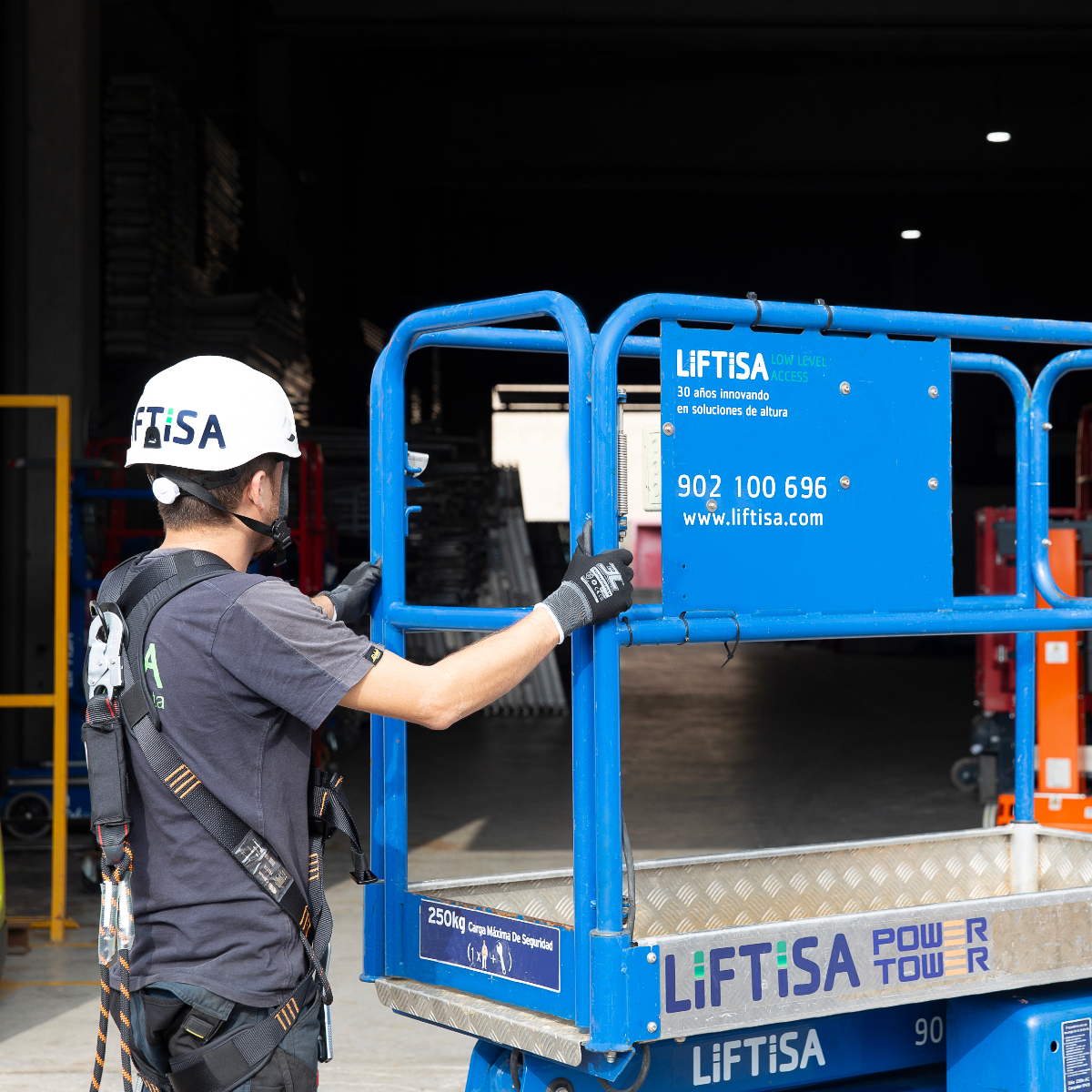 liftisa's tweet photo. 🔒 La #seguridad en el trabajo empieza con la correcta protección. En #LIFTISA, sabemos que al trabajar en altura, los Equipos de Protección Individual (#EPI) no son opcionales, ¡son imprescindibles! 

⚠️ Recuerda, tu vida es lo más importante. No te la juegues. https://t.co/Ufi7xcaDZv