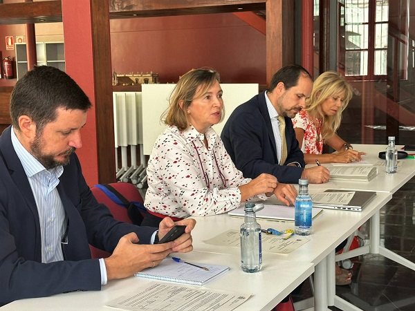 CuadernoAgrario's tweet photo. 🗣️#IsabelArtime analiza con el #sectorpesquero del Golfo de #Cádiz la situación de los planes de gestión 🌊🛳️🐟

+INFO➡️https://t.co/r4lx27tt23 vía @mapagob https://t.co/wl2E2WeApX