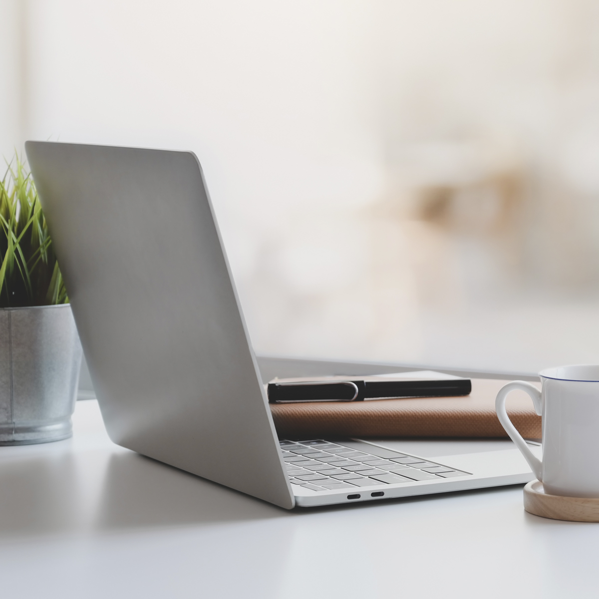 Disponemos de despachos privados y de despachos pensados para trabajar en equipo.
Amueblados con todo lo necesario y listos para entrar a trabajar de forma confortable.

Si todavía no nos conoces, escríbenos y ven a visitarnos.
☎️ 921 413 079
✉️ info@exitussegovia.com