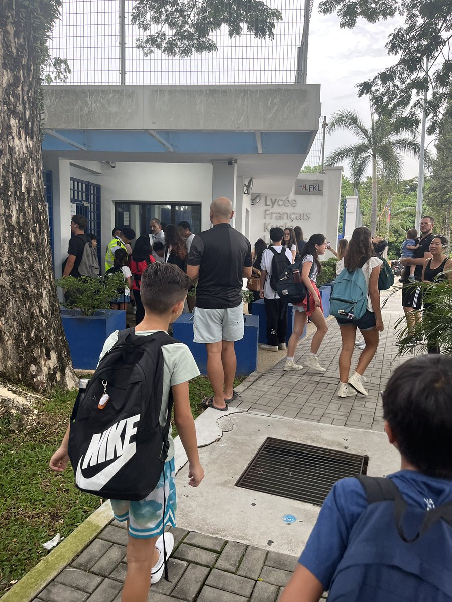 En cette rentrée, S.E M. <a href="/axelcruau/">Axel Cruau</a>, <a href="/thierrydanna/">d'ANNA Thierry</a>, COCAC, et <a href="/LaurentElisio/">Laurent Elisio B.</a>, directeur de <a href="/AFdeKL/">AFKL</a>, nous ont fait l’honneur de leur présence. Ils ont été accueillis par <a href="/SKrecina/">Stéphan Krécina</a>, nouveau principal, M.Bouasker, directeur primaire et des membres du CA. <a href="/FRinMalaysia/">France in Malaysia</a>