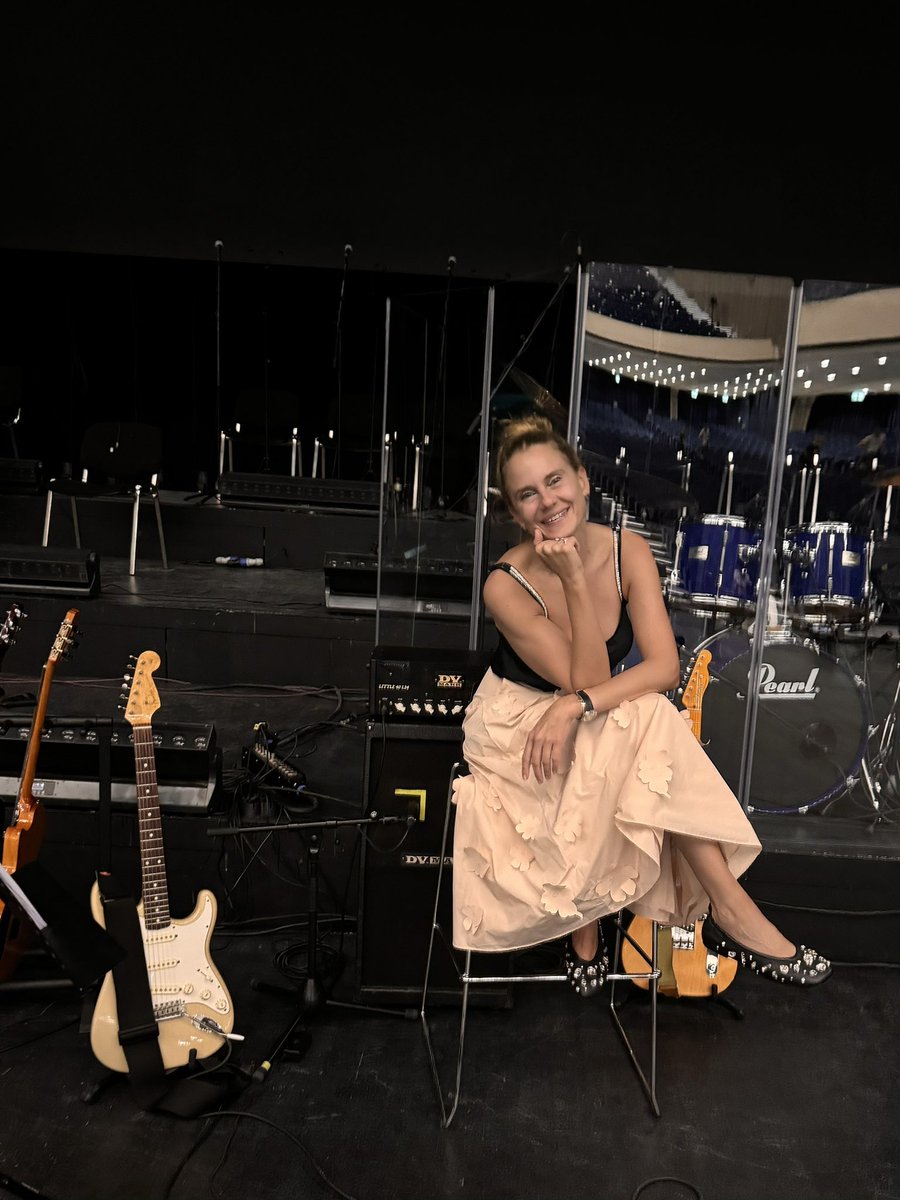 Poznato i ko nastupa na otvaranju večeras 😎.