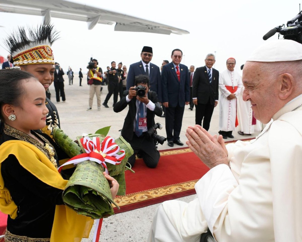 Indonesia warmly welcomes Pope Francis upon arriving in Jakarta, as he kicks off his 45th Apostolic Journey abroad to Asia and Oceania, marking the longest travel thus far of the papacy. #PopeinIndonesia #PopeinAsia

Read more:  loom.ly/ftDb9zQ