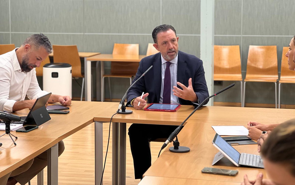 conselleriaEOE's tweet photo. 📌 Col·laboram i treballam en xarxa amb els Consells i representants del #sectordelamoda per impulsar i enfortir la indústria tèxtil de les #IllesBalears. https://t.co/lCMh3MHBgS