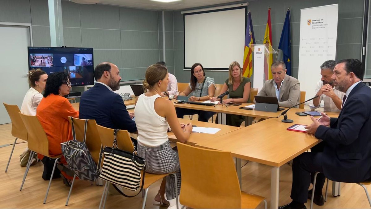conselleriaEOE's tweet photo. 📌 Col·laboram i treballam en xarxa amb els Consells i representants del #sectordelamoda per impulsar i enfortir la indústria tèxtil de les #IllesBalears. https://t.co/lCMh3MHBgS