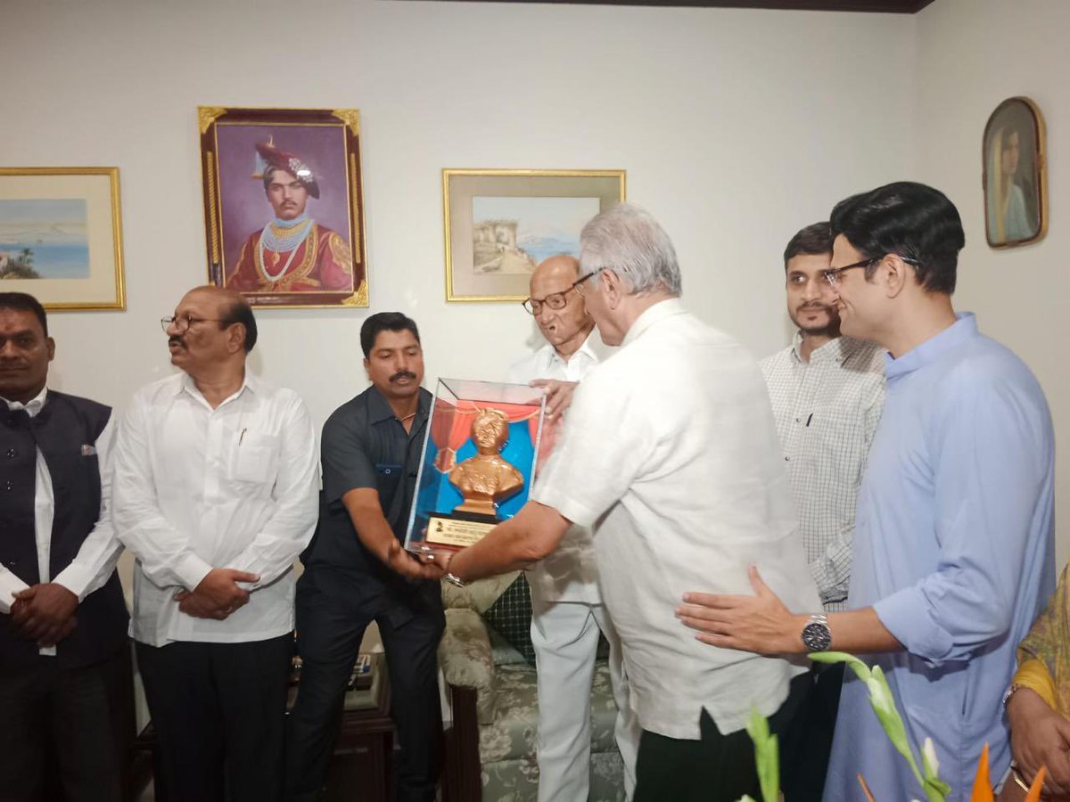 PawarSpeaks's tweet photo. कोल्हापूर दौऱ्याच्या दुसऱ्या दिवशी समरजितसिंह घाटगे यांच्या निवासस्थानी भेट दिली. कोल्हापुरातील सामाजिक जडणघडणीत घाटगे घराण्याचे नाव वगळून चालत नाही. या कौटुंबिक भेटीत समरजितसिंह घाटगे यांचे चुलते श्रीमंत प्रवीणसिंहराजे घाटगे यांचीही भेट झाली. सर्वांशी मोकळेपणाने संवाद साधून पुढील कामासाठी निघालो.
