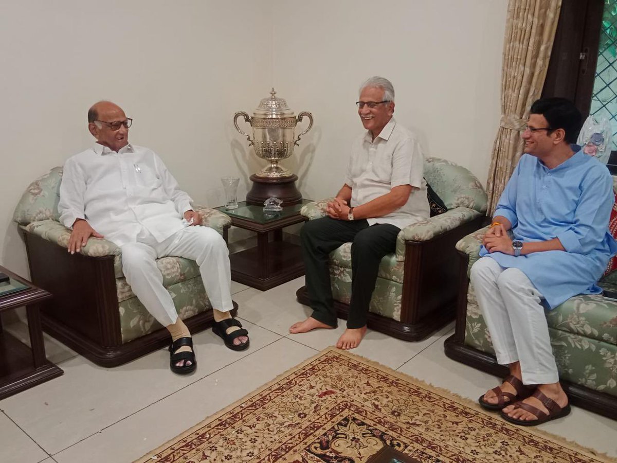 PawarSpeaks's tweet photo. कोल्हापूर दौऱ्याच्या दुसऱ्या दिवशी समरजितसिंह घाटगे यांच्या निवासस्थानी भेट दिली. कोल्हापुरातील सामाजिक जडणघडणीत घाटगे घराण्याचे नाव वगळून चालत नाही. या कौटुंबिक भेटीत समरजितसिंह घाटगे यांचे चुलते श्रीमंत प्रवीणसिंहराजे घाटगे यांचीही भेट झाली. सर्वांशी मोकळेपणाने संवाद साधून पुढील कामासाठी निघालो.