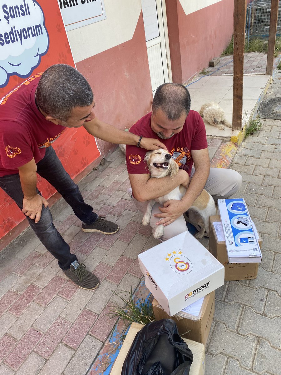 ultrAslan Tarsus Olarak Tarsus Hayvan Barınağına Gıda ve İhtiyaç Malzemeleri Sosyal Projemizi Bugün Gerçekleştirdik. 
Her Konuda Sosyal Sorumluluk projelerimize Devam Edeceğiz..
Çünkü Bu Dünya'da Yaşamak Her Canlının Hakkıdır.. 
#uAYurtiçi #uATarsus #GüneyCephesi