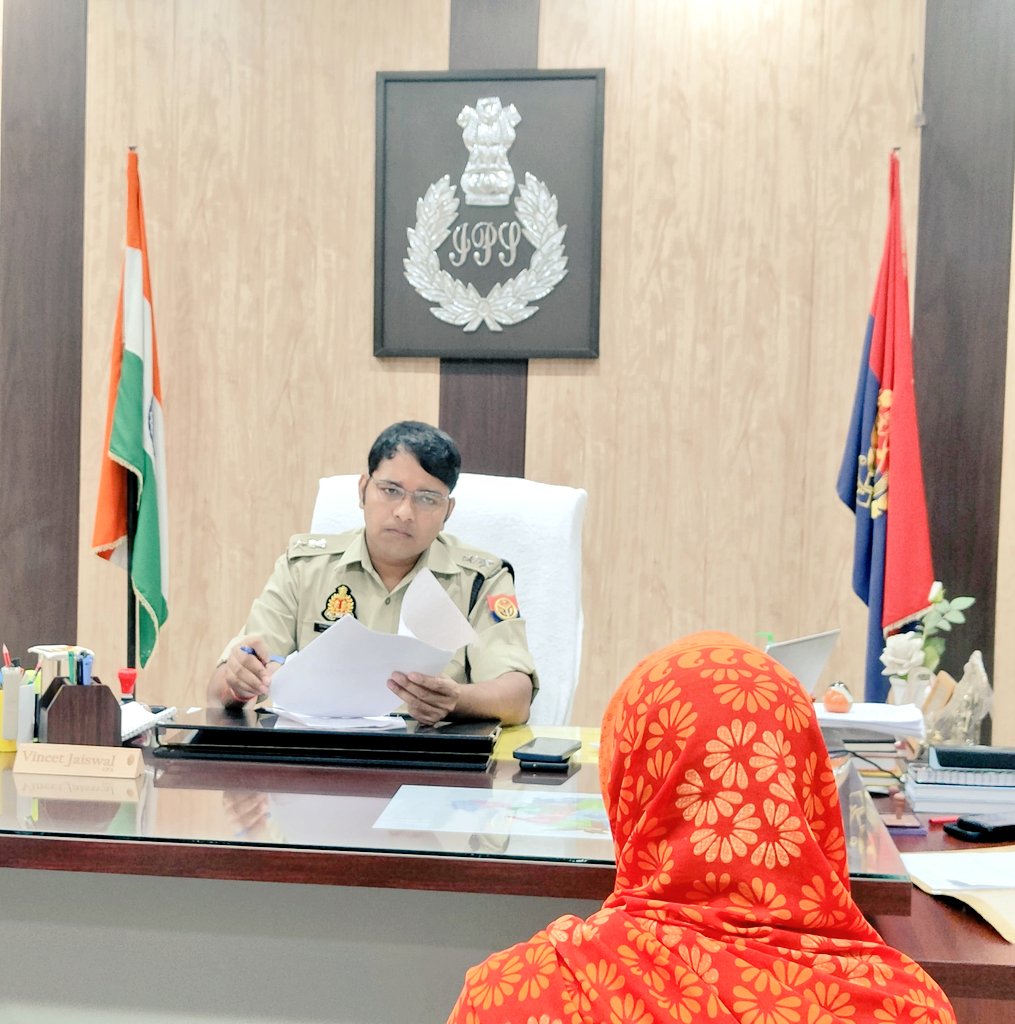 #जनसुनवाई 

आज दिनांक 03.09.2024 को #SPGonda श्री विनीत जायसवाल द्वारा पुलिस कार्यालय में जनसुनवाई के दौरान लोगों की समस्याओं को सुनकर विधिक निस्तारण हेतु सम्बन्धित को निर्देशित किया गया ।

#UPPolice