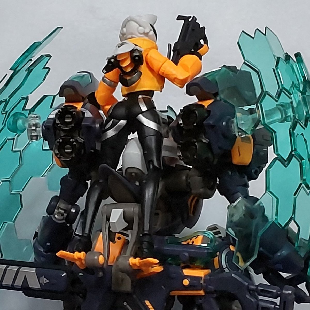 JET4AG's tweet image. #核誠治造 #ROBOTBUILD AutoNine 九號電姫
本当はパイロットを台座に乗せて、個別に飾る予定でした。
しかしポージングを試行錯誤している内に、足首の関節がヘタレて自立困難に。
故にロボの背中に乗せる事となりました。
外して補修も考えましたが、折れても嫌なので止めときました。