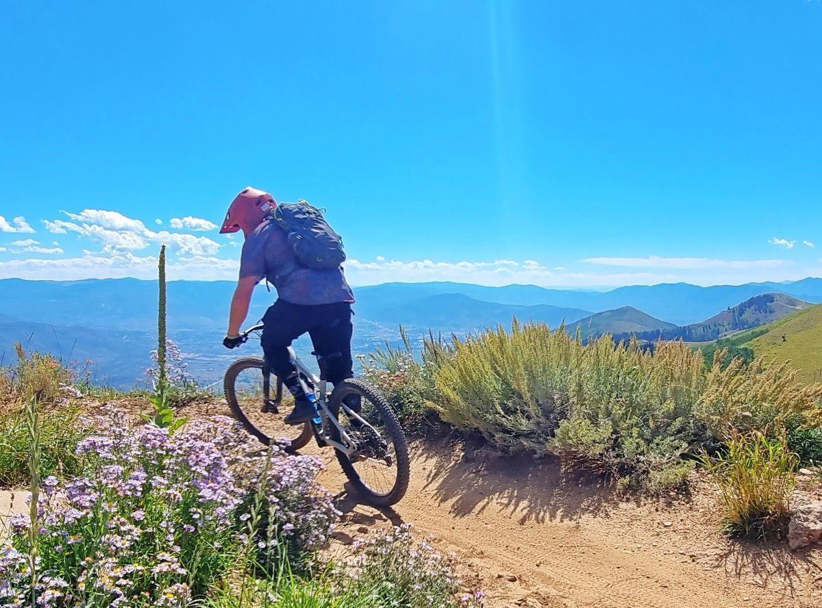 AWE365's tweet photo. If you like mountain biking, read this detailed review to find out why you'll love Park City, Utah: https://t.co/wx7MDrh27I
#mtnrecreationexperts #intotheoutdoors #mountainbikingparkcity #MTB #MountainBiking #ParkCity #Utah
Thanks to:
@WPTouring @JansExperts @PCski @VisitUtah https://t.co/rzTvUumdTA
