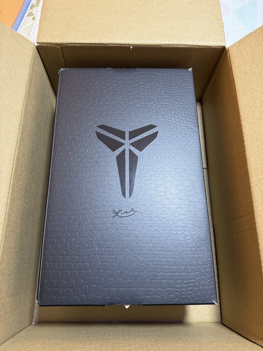 itsAmazing_Jeff's tweet photo. This is the most expensive shoes I bought for myself. #Kobe8Protro #CollegeNavy https://t.co/MYljaG0Yxx