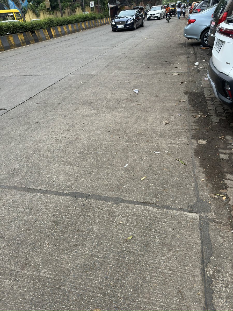 ajay_punjabi's tweet image. Roads not Broomed &amp;amp; cleaned since months at Fisheries Road, Versova #andheriwest #healthhazard @mybmcRoads @mybmc @mybmcwardKW @SevenbungalowsC @priyankac19 
Authorities pls wake up it’s festive time. 
#GaneshChaturthi2024