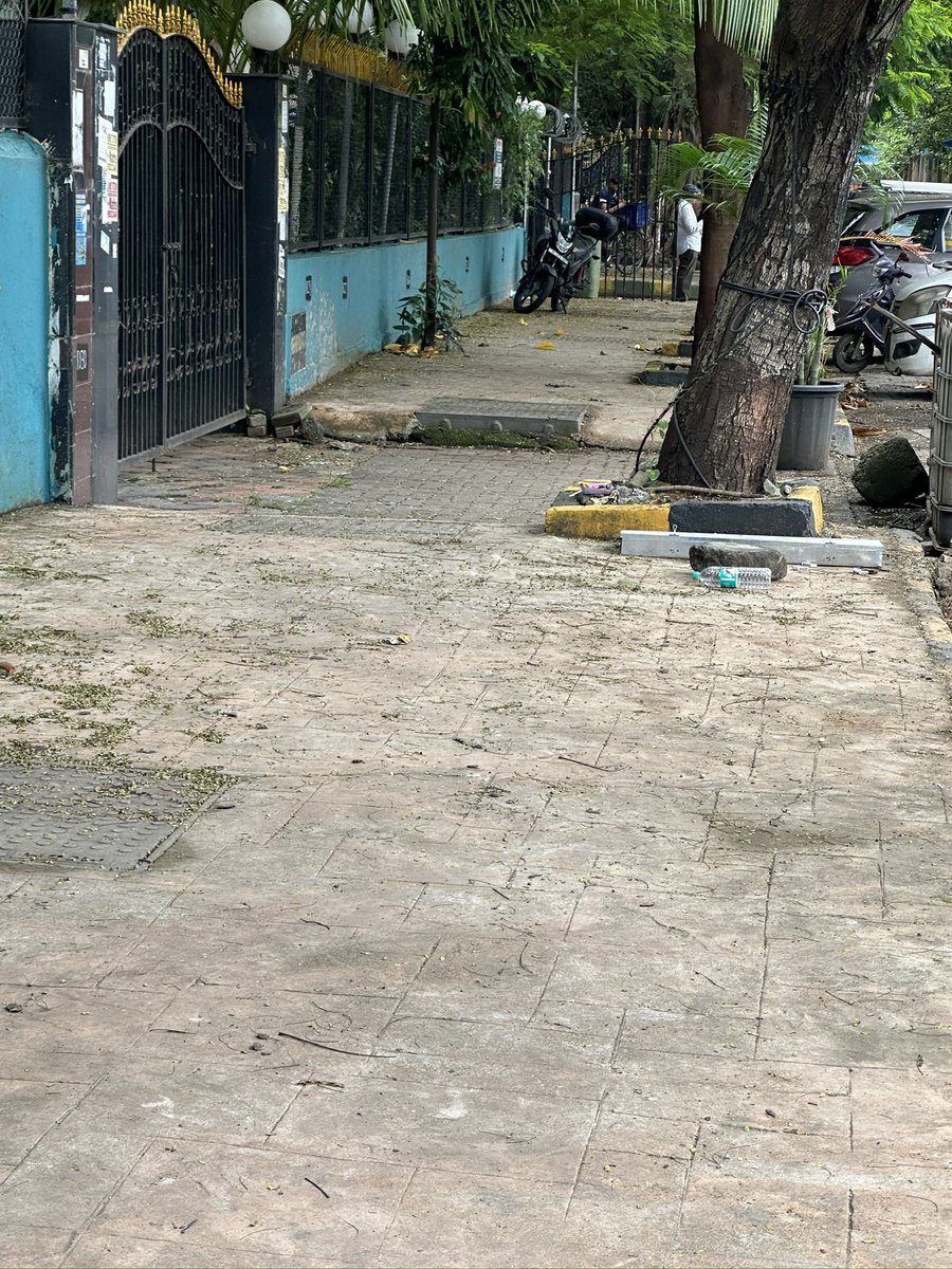 ajay_punjabi's tweet image. Roads not Broomed &amp;amp; cleaned since months at Fisheries Road, Versova #andheriwest #healthhazard @mybmcRoads @mybmc @mybmcwardKW @SevenbungalowsC @priyankac19 
Authorities pls wake up it’s festive time. 
#GaneshChaturthi2024