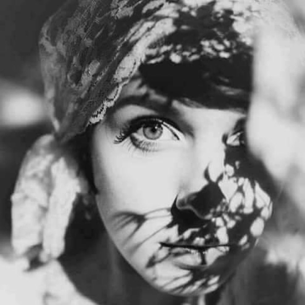 عجبا لا امر الانثى فهي ارق ما يمكن 
و مع ذلك تتحمل ما لايمكن